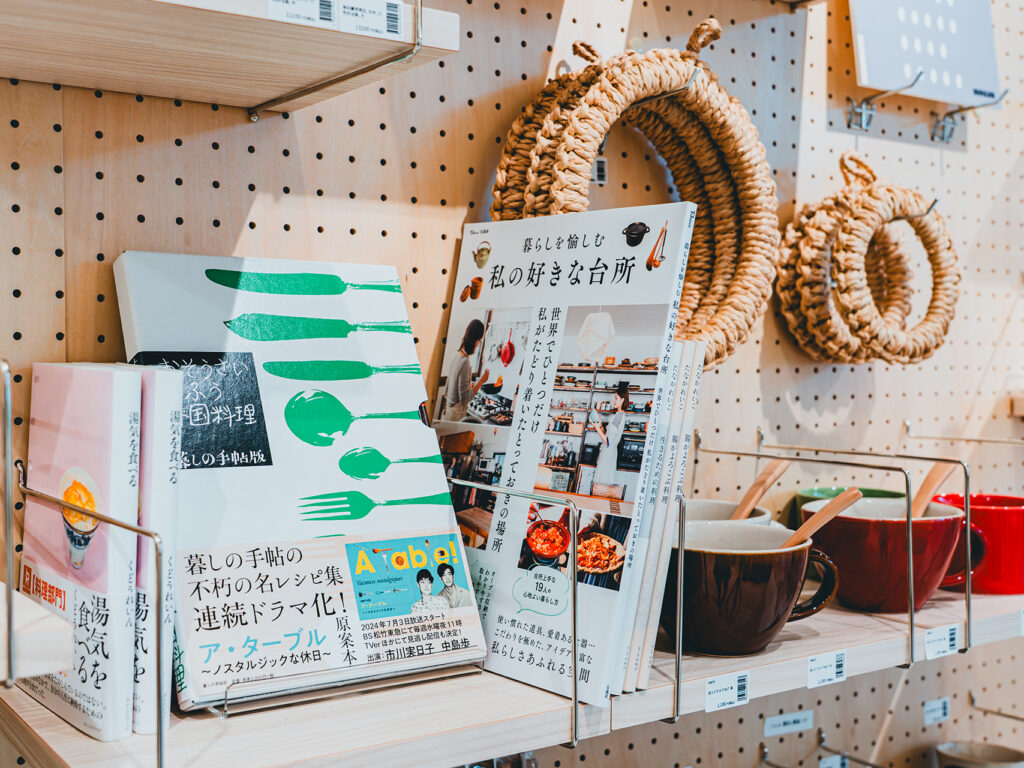未来屋書店×カネイリならではの取り組みとして、アイテムに加えて、未来屋書店が選書した関連書籍が並んでいます。