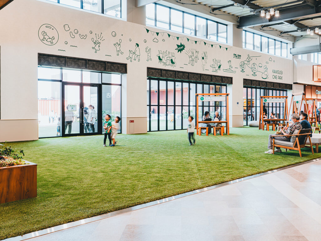 イオンモール仙台上杉「KAMISUGI ONE PARK」。「グルメアリーナ」で買ったものを「KAMISUGI ONE PARK」で食べることもできるそう。