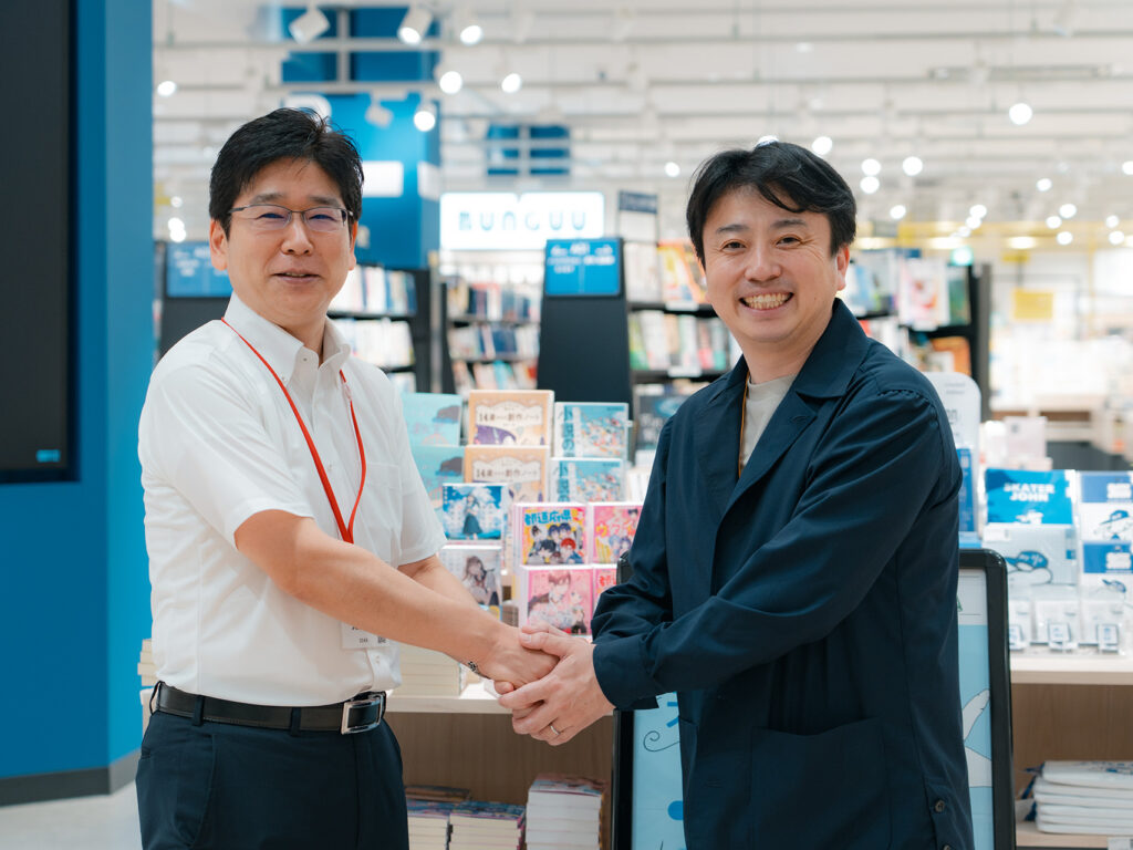イオンモール名取3F未来屋書店名取店リニューアルオープン時の〈株式会社未来屋書店〉平川社長（左）、〈株式会社金入〉金入社長（右）。