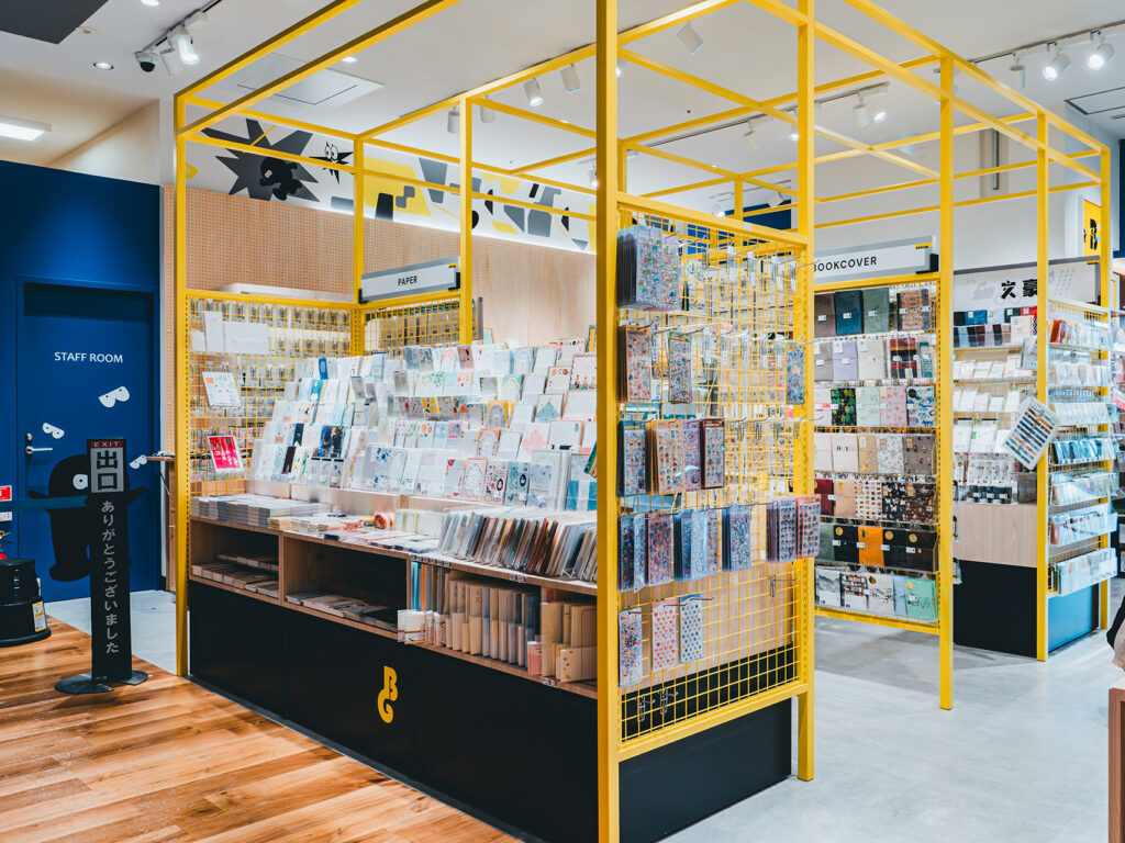 BUNGUU仙台上杉店_店内。レジ横の紙ものコーナー。