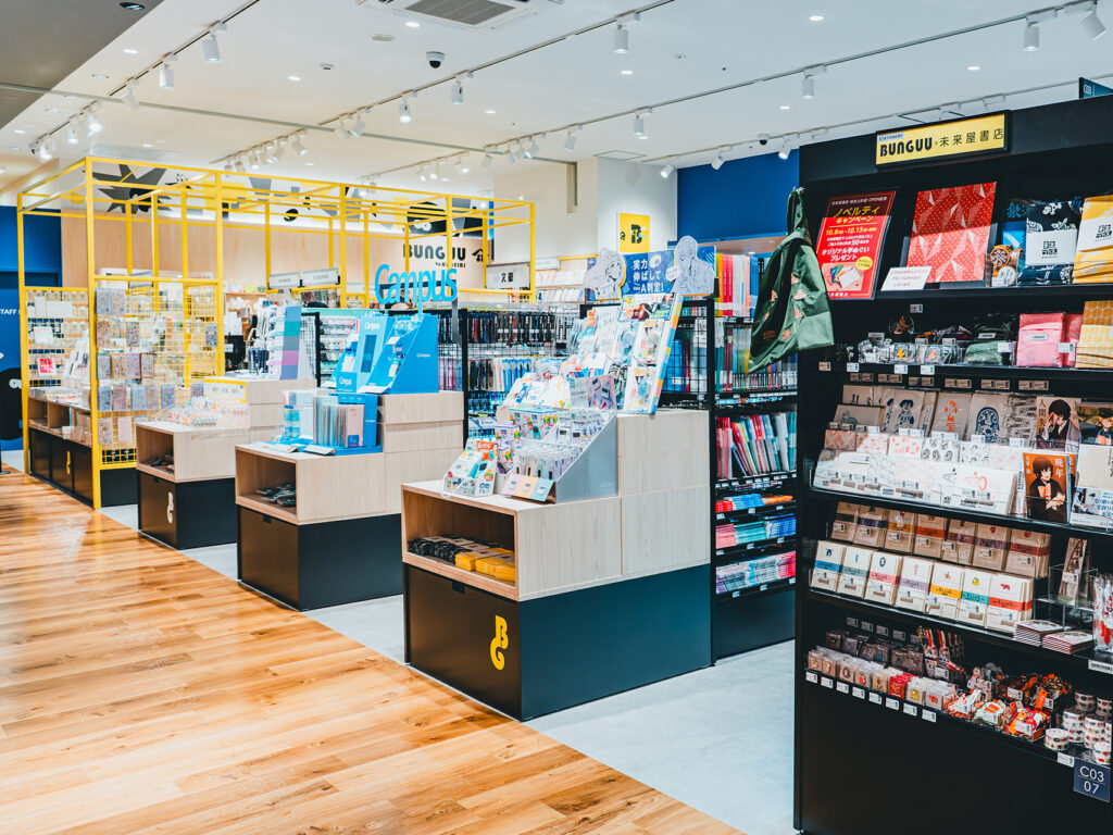 BUNGUU仙台上杉店_店内の様子。BUNGUU×未来屋書店コーナーやコクヨの平台など。