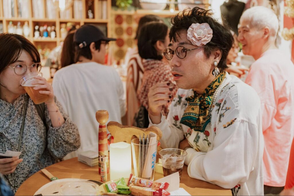 写真右《スナック 先生あのね♡》ママ：伊藤典博（宮城）