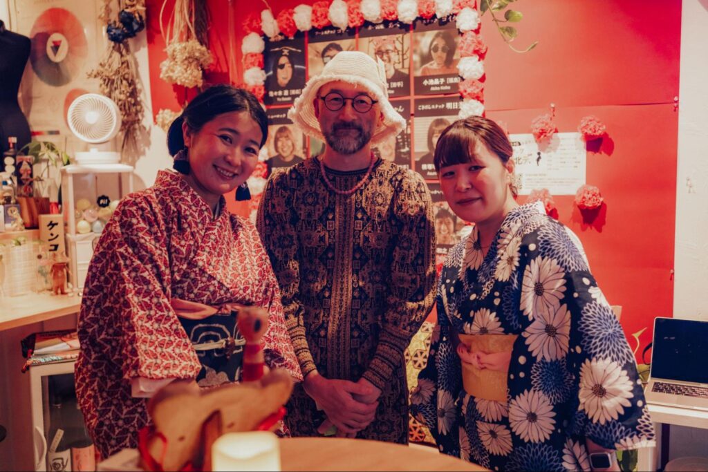 左から、《スナック コイケ》ママ：小池晶子（福島）／《たかじいのばぁ PARIS》ママ：髙木市之助（福島）／《ごきげんスナック 明日美》ママ：横塚明日美（宮城）