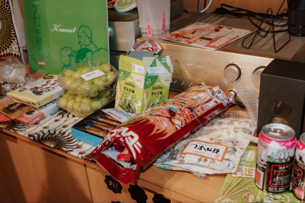 みなさんが持ち寄った東北各地のおつまみやお菓子
